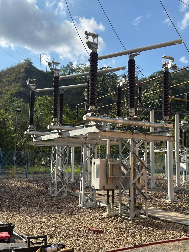 Instalación de seccionador de barra de subestación 115 kV