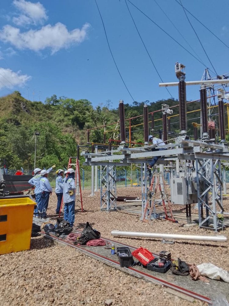 Montaje de seccionador de barra en subestación 115 kV