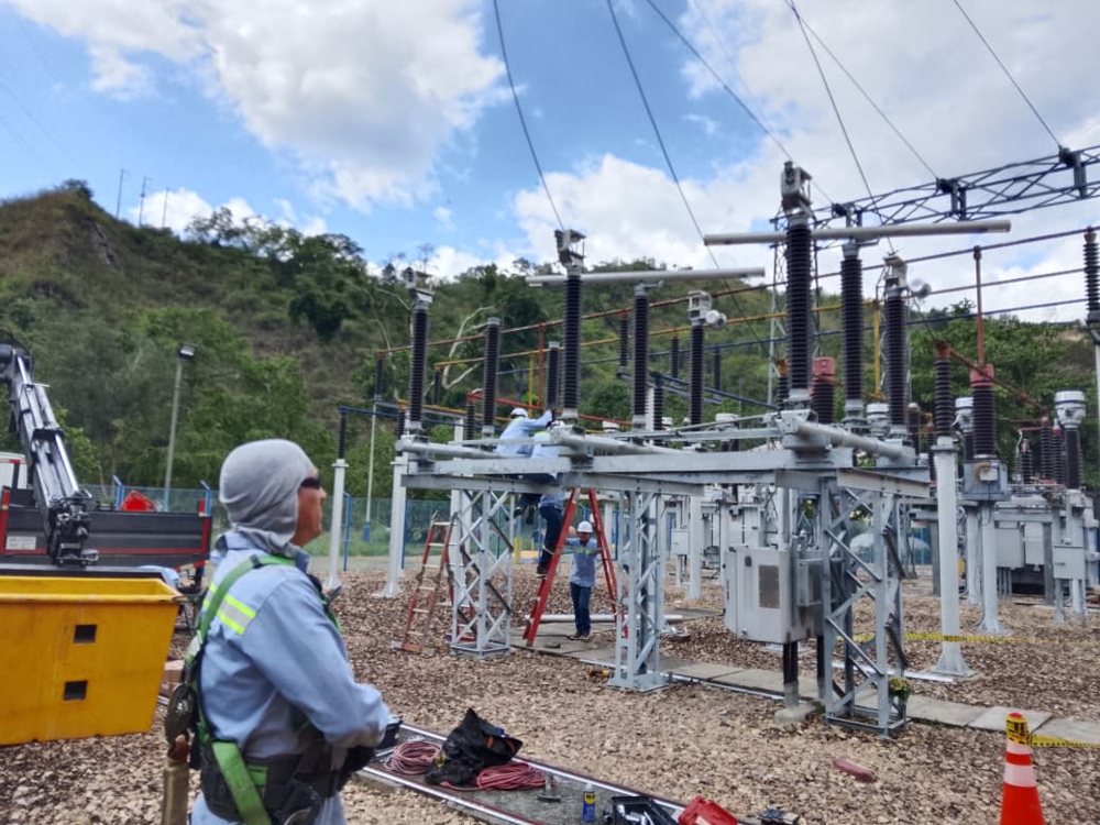 Personal de ADT en la instalación del seccionador 115 kV