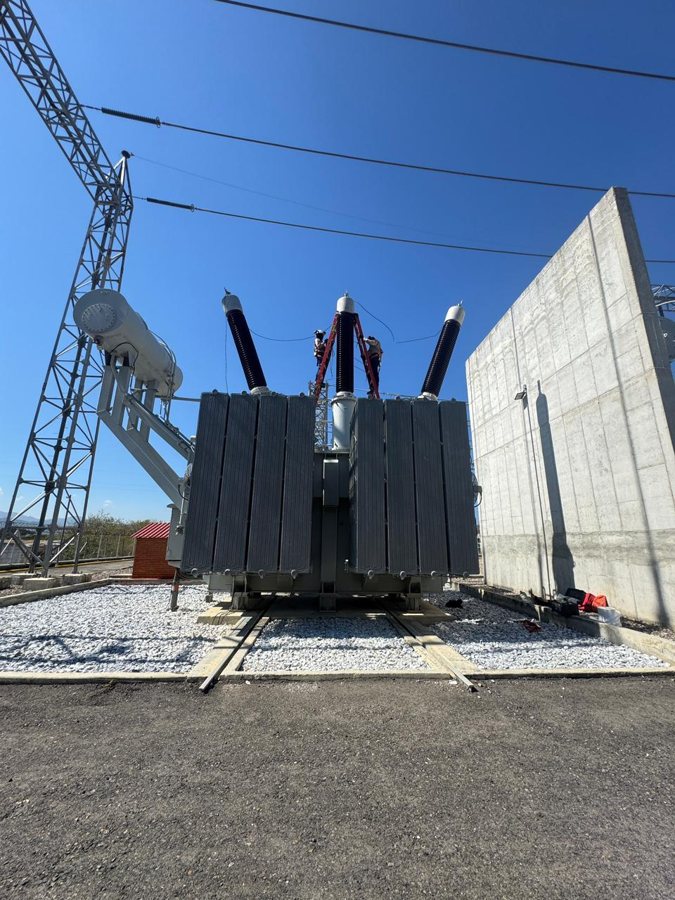 Transformador de potencia 125 MVA 230 kV en subestación