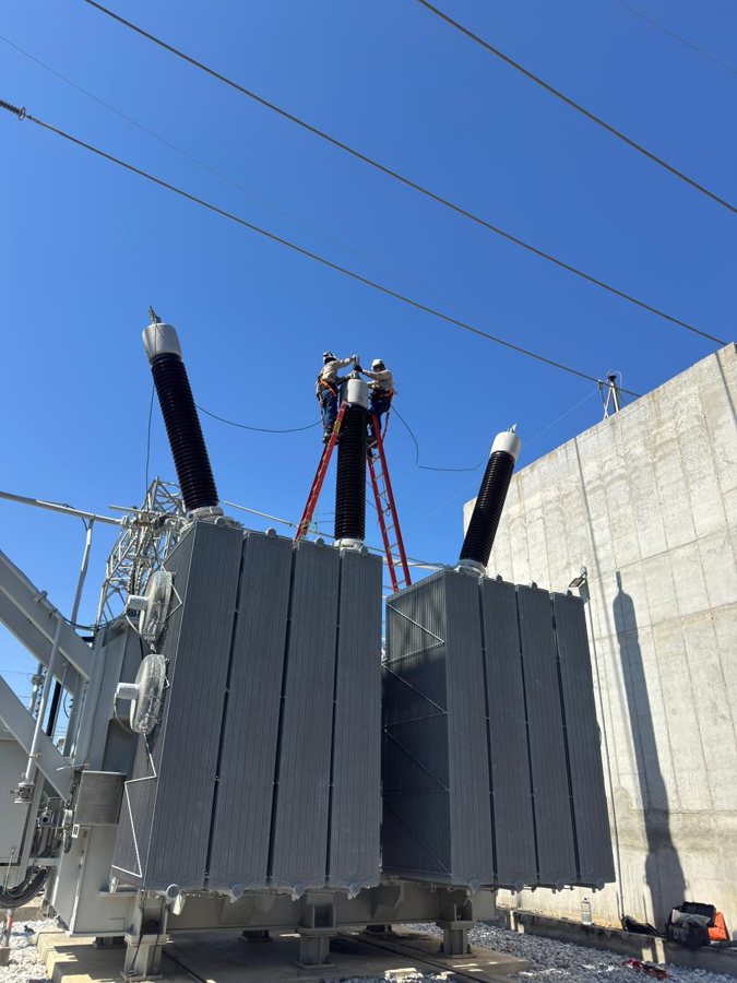 Personal de ADT en la puesta en servicio del transformador 230 kV